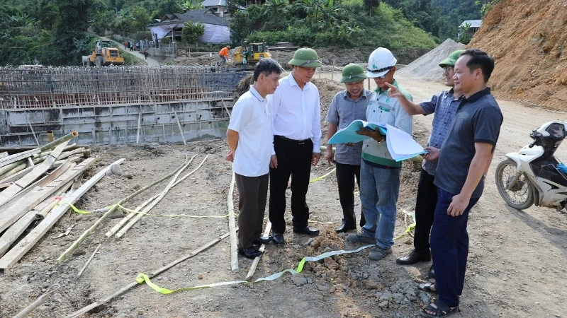 Lãnh đạo Sở Giao thông vận tải Điện Biên kiểm tra tiến độ thi công các hạng mục thuộc công trình khẩn cấp bảo đảm thiên tai sau lũ quét trên quốc lộ 12 (đoạn thuộc xã Mường Pồn, huyện Điện Biên, tỉnh Điện Biên).