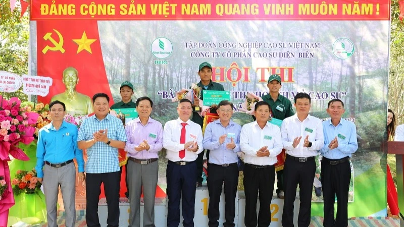 Các đồng chí lãnh đạo Tập đoàn và lãnh đạo Công ty cổ phần cao-su Điện Biên trao giải nhất, nhì, ba cho các thí sinh đạt thành tích xuất sắc.