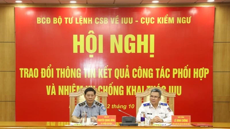 Thiếu tướng Lê Đình Cường, Phó Tư lệnh, Tham mưu trưởng Cảnh sát biển Việt Nam và đồng chí Nguyễn Quang Hùng, Cục trưởng Cục Kiểm ngư đồng chủ trì Hội nghị. 