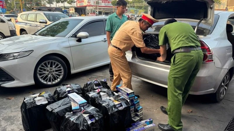 Cảnh sát giao thông kiểm tra và phát hiện ô-tô vận chuyển thuốc lá ngoại nhập lậu. 