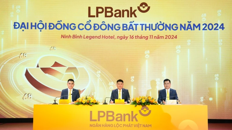 Đoàn Chủ tọa điều hành Đại hội đồng cổ đông bất thường LPBank 2024.