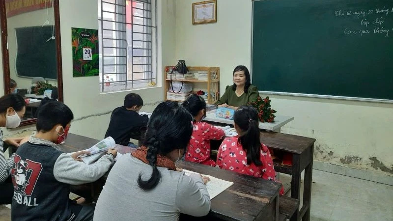 Cô Phạm Thị Huyền và các em học sinh có hoàn cảnh khó khăn trong lớp học đặc biệt ở phường Thanh Xuân Nam, quận Thanh Xuân, Hà Nội.