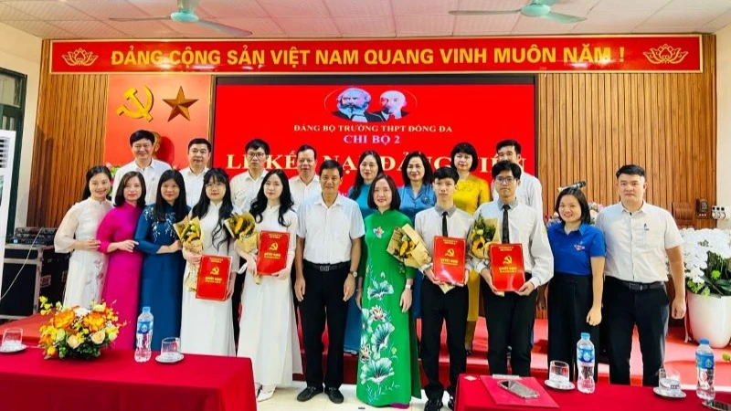 Chi bộ 2, Đảng bộ Trường THPT Đống Đa tổ chức kết nạp Đảng cho 4 học sinh ưu tú.