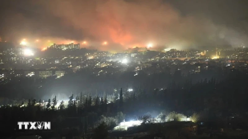 Khói bốc lên sau cuộc không kích xuống thủ đô Damascus, Syria ngày 9/12. (Ảnh: THX/TTXVN)