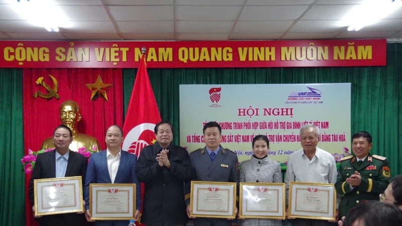 Ông Nguyễn Hữu Oanh, Phó Chủ tịch Hội Hỗ trợ gia đình liệt sĩ Việt Nam trao tặng Bằng khen cho các cá nhân tiêu biểu. 