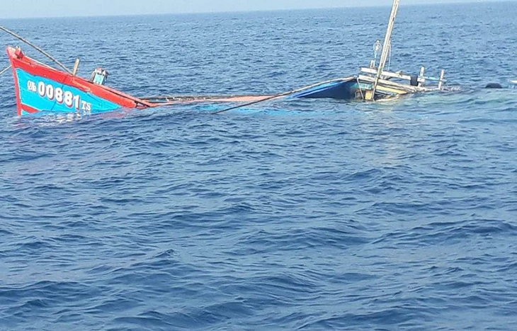 Tàu QNa-00881TS bị chìm xuống biển