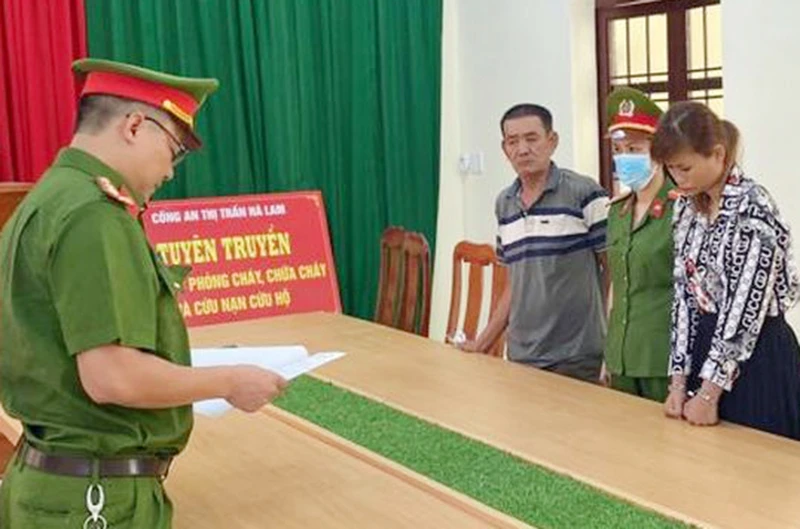 Công an thực hiện lệnh bắt tạm giam đối với bà Nguyễn Thị Trang