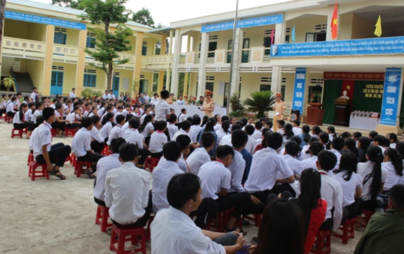 Lực lượng Cảnh sát giao thông, Công an tỉnh Quảng Nam tuyên truyền, giáo dục pháp luật về trật tự an toàn giao thông tại các trường học. 
