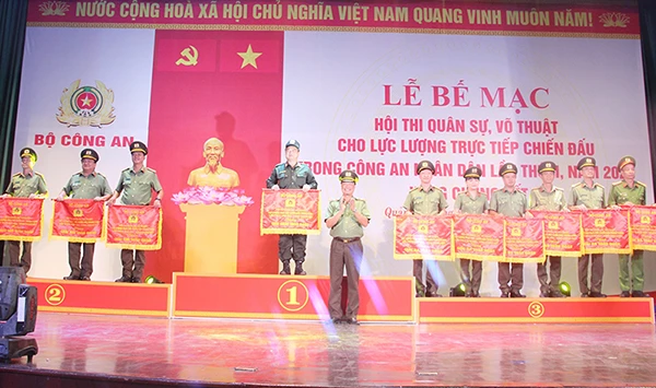 Ban Tổ chức trao giải thưởng cho các đơn vị đoạt giải Nhất, Nhì, Ba.