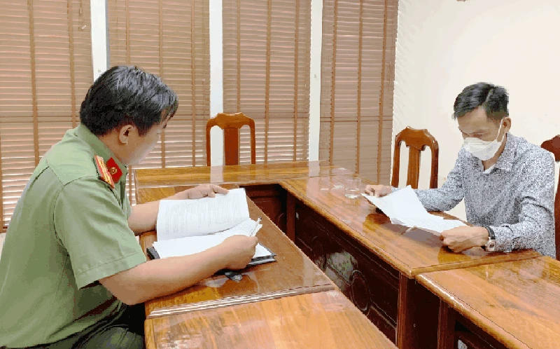 Cán bộ Phòng An ninh chính trị nội bộ Công an tỉnh Quảng Nam làm việc với ông T.R.
