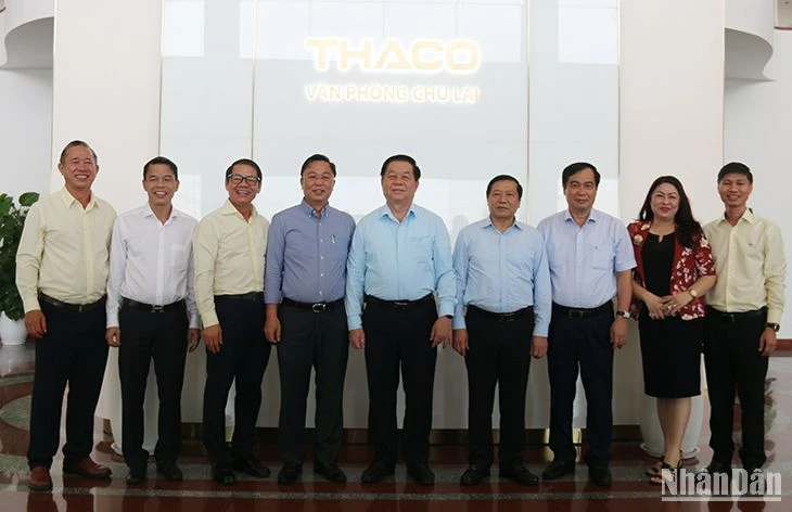 Đồng chí Nguyễn Trọng Nghĩa (giữa) dẫn đầu Đoàn công tác Ban Tuyên giáo Trung ương tham quan Khu công nghiệp Thaco Chu Lai.