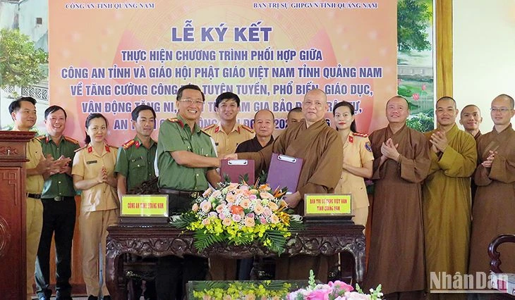 Công an tỉnh Quảng Nam và Giáo hội Phật giáo Việt Nam tỉnh Quảng Nam ký kết chương trình phối hợp tuyên truyền.