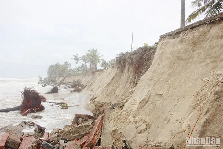 Những năm gần đây, bờ biển Cửa Đại, thành phố Hội An bị sóng đánh sạt lở, ảnh hưởng đến cuộc sống người dân ở ven biển.