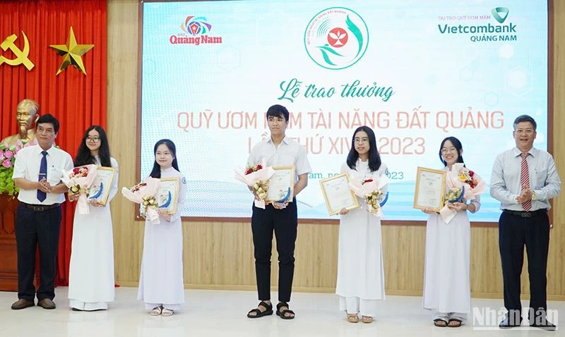Quỹ ươm mầm tài năng đất Quảng trao thưởng cho các học sinh, sinh viên, thanh niên xuất sắc tiêu biểu.