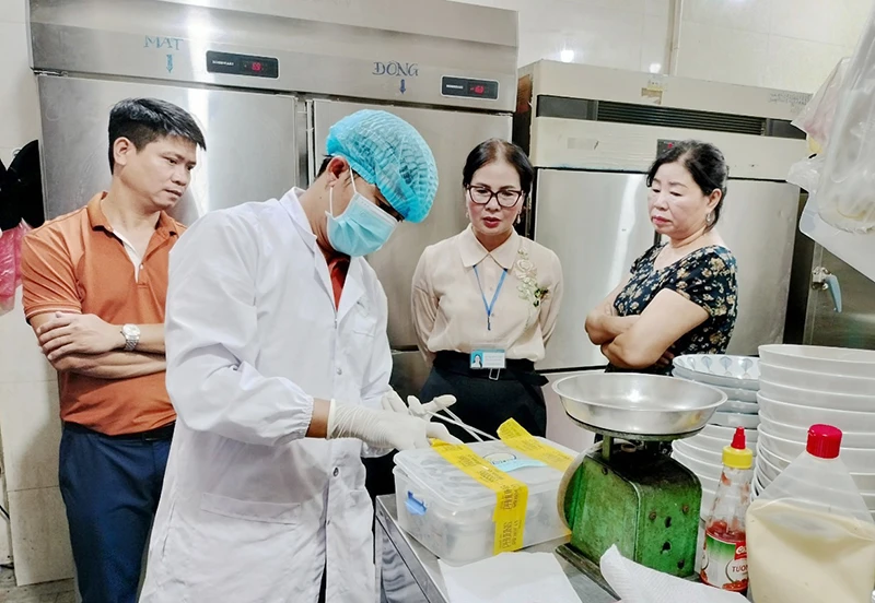 Sau khi xảy ra vụ ngộ độc, ngành y tế Quảng Nam đã lấy mẫu các loại thực phẩm tại cơ sở bánh mỳ Phượng gửi đi kiểm nghiệm 