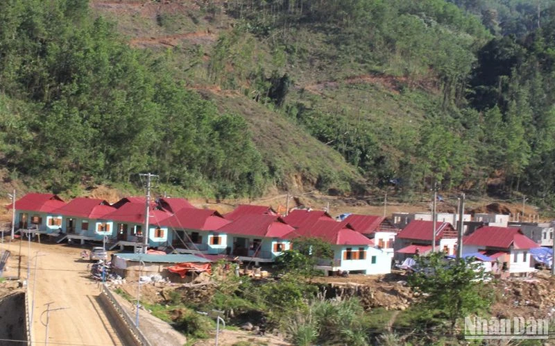 Hàng chục nhà dân tại Khu dân cư Bằng La (xã Trà Leng, huyện Nam Trà My) được xây dựng từ nguồn xã hội hóa.