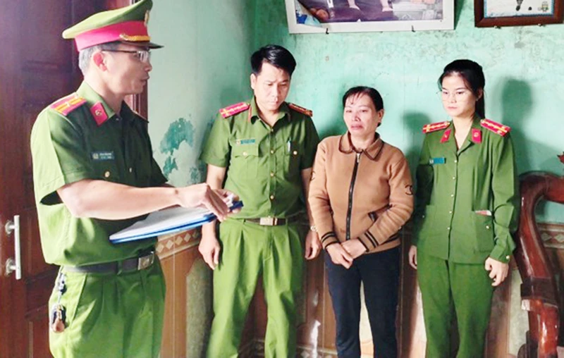 Công an tống đạt quyết định khởi tố vụ án, khởi tố bị can và bắt tạm giam bà Lê Thị Cúc về tội lừa đảo chiếm đoạt tài sản.