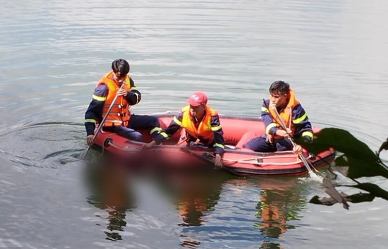 Lực lượng chức năng tổ chức tìm kiếm nạn nhân đuối nước trên sông Tam Kỳ. 