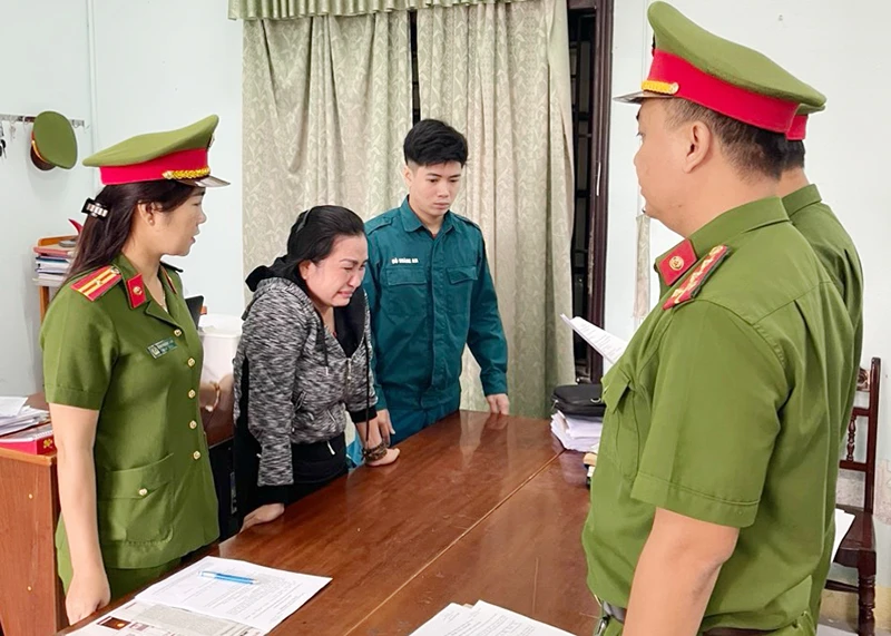 Công an đọc lệnh bắt tạm giam đối với Trương Thị Tố Trinh.