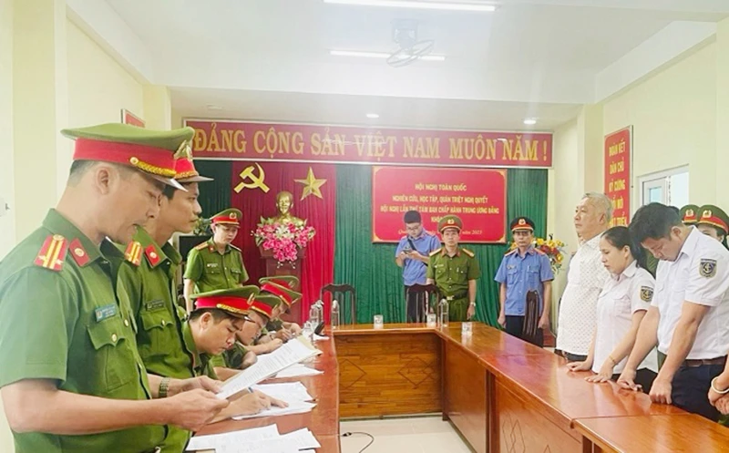 Cơ quan Cảnh sát điều tra Công an tỉnh Quảng Nam thi hành các quyết định đối với bị can Trương Hoàn Lạc (Giám đốc Cảng vụ Hàng hải Quảng Nam) và các đối tượng liên quan.