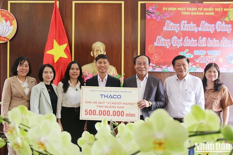 Tổng Giám đốc THACO AUTO Nguyễn Quang Bảo (đứng giữa) trao hỗ trợ cho Quỹ "Vì người nghèo" tỉnh Quảng Nam