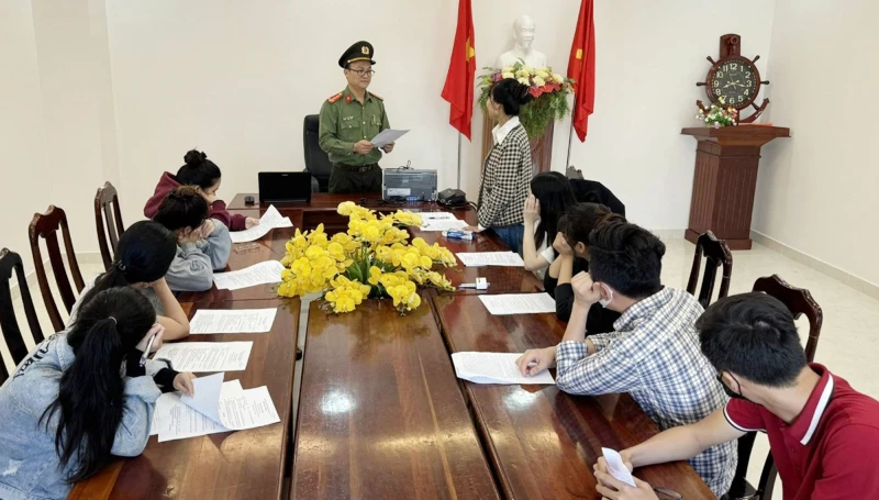 Cơ quan An ninh điều tra Công an tỉnh Quảng Nam thi hành quyết định khởi tố đối với các bị can.