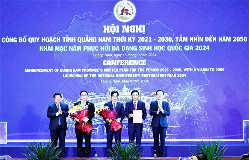 Phó Thủ tướng Trần Lưu Quang trao quyết định phê duyệt Quy hoạch tỉnh Quảng Nam thời kỳ 2021-2030, tầm nhìn đến năm 2050 cho tỉnh Quảng Nam