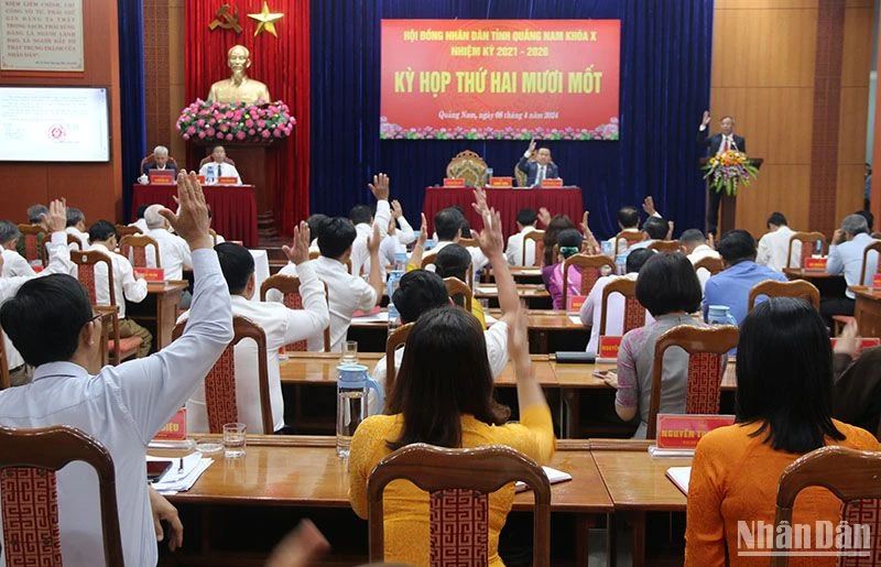 Đại biểu Hội đồng nhân dân tỉnh Quảng Nam biểu quyết miễn nhiệm nhiều cán bộ chủ chốt của tỉnh. 