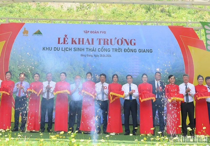 Cắt băng khai trương Khu Du lịch sinh thái Cổng Trời Đông Giang 