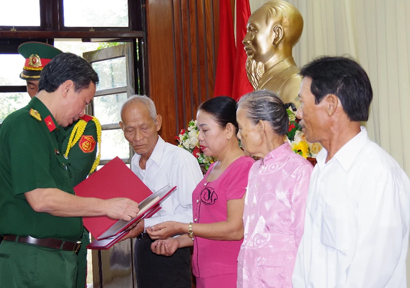 Trao di vật, kỷ vật của các liệt sĩ cho thân nhân và gia đình.