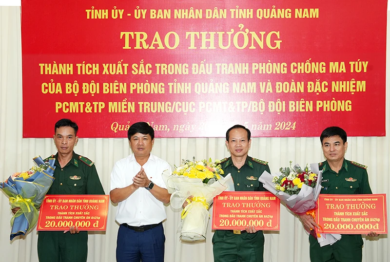 Bí thư Tỉnh ủy Quảng Nam Lương Nguyễn Minh Triết trao thưởng các tập thể có thành tích xuất sắc trong quá trình đấu tranh, bắt giữ gần 200kg ma túy từ Lào về Việt Nam.