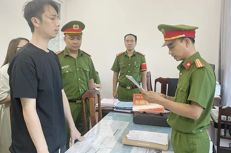 Cơ quan Cảnh sát điều tra Công an tỉnh Quảng Nam thi hành các quyết định đối với ông Chong Fu Kit.