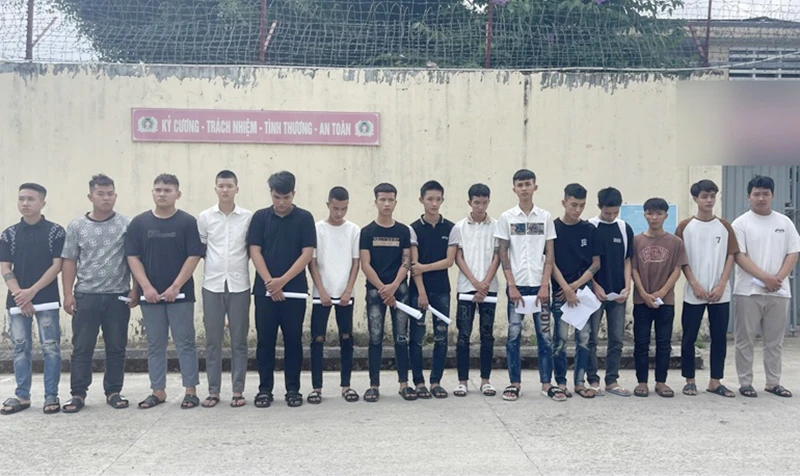 Cơ quan Cảnh sát điều tra Công an thị xã Điện Bàn thi hành lệnh bắt tạm giam đối với 15 đối tượng về hành vi “gây rối trật tự công cộng”.