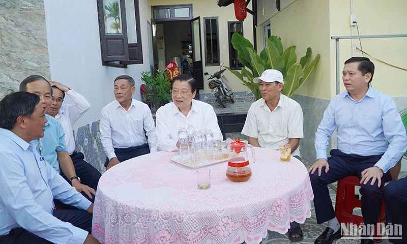 Trưởng Ban Nội chính Trung ương Phan Đình Trạc (thứ 3 từ phải qua) nghe lãnh đạo xã Duy Vinh báo cáo tình hình xây dựng mô hình nông thôn mới. 