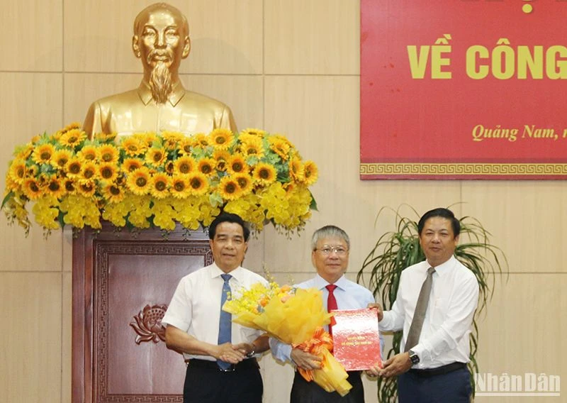 Bí thư Tỉnh ủy Lương Nguyễn Minh Triết (bìa phải) và Phó Bí thư Tỉnh ủy, Chủ tịch Ủy ban nhân dân tỉnh Lê Văn Dũng (bìa trái) trao quyết định và tặng hoa chúc mừng đồng chí Nguyễn Đức Dũng giữ chức Phó Bí thư Thường trực Tỉnh ủy Quảng Nam.