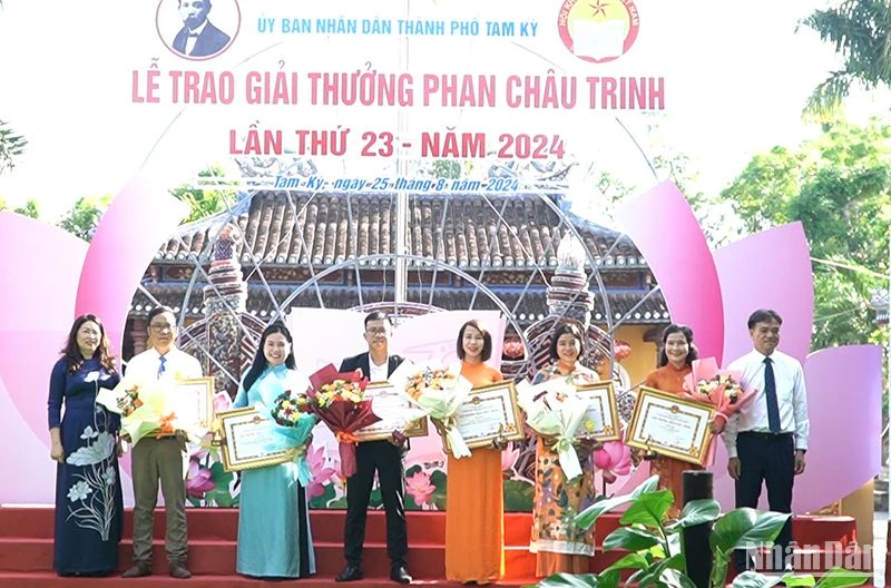 Lãnh đạo thành phố Tam Kỳ trao Giải thưởng Phan Châu Trinh cho các cá nhân có thành tích xuất sắc.