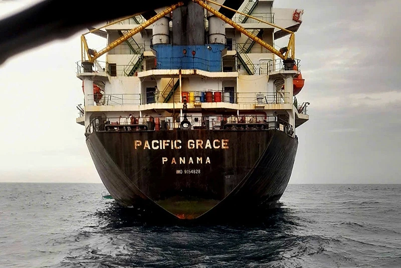 Tàu hàng mang dòng chữ PACIFIC GRACE va chạm với tàu QNa-95221 TS. 