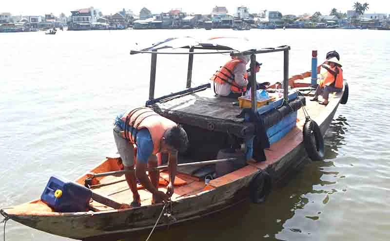 Từ khi phà vỏ thép bị hư hỏng, người dân qua sông bằng ghe máy, tiềm ẩn nguy cơ mất an toàn giao thông. (Ảnh N.Q)