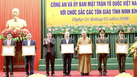 Lãnh đạo Ủy ban nhân dân tỉnh Ninh Bình trao bằng khen cho các tập thể, cá nhân có thành tích xuất sắc thực hiện phong trào “Toàn dân bảo vệ an ninh tổ quốc” trong đồng bào các tôn giáo ở Ninh Bình.