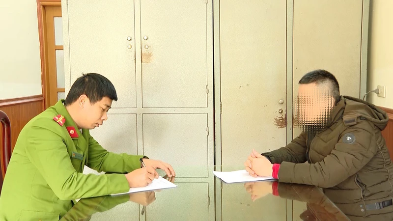 Cơ quan Cảnh sát điều tra Công an tỉnh Ninh Bình ghi lời khai Nguyễn Sinh Phú. 