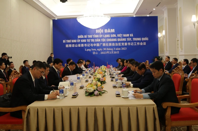 Toàn cảnh Hội đàm giữa lãnh đạo Tỉnh ủy Lạng Sơn với đoàn đại biểu Khu tự trị Choang Quảng Tây (Trung Quốc).