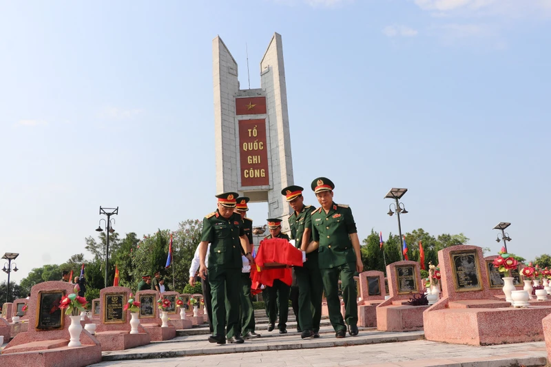 Tổ chức an táng 96 hài cốt liệt sĩ quân tình nguyện và chuyên gia Việt Nam hy sinh trên đất bạn Lào tại Nghĩa trang Liệt sĩ huyện Nghi Lộc.