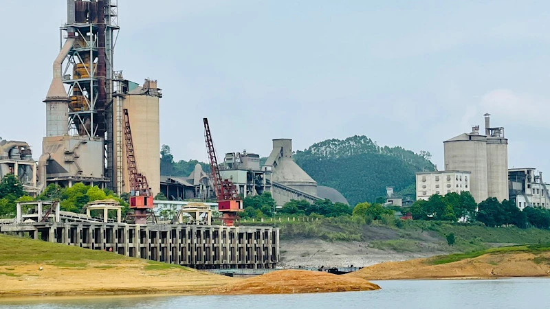 Bến cảng nhập đá trắng làm nguyên liệu xi măng của Công ty cổ phần xi măng Yên Bình bị cạn do nước hồ xuống dưới mực nước chết.