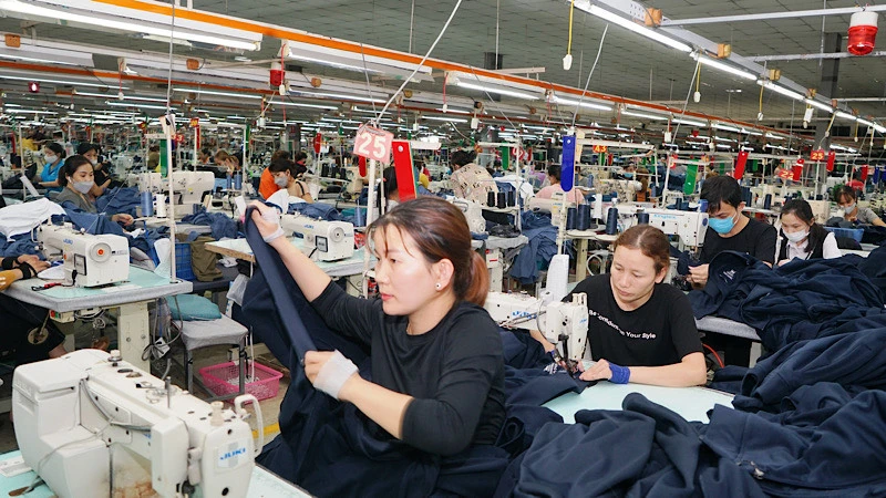 Nhiều công nhân ngành may ở Ninh Bình lo lắng bị cắt giảm việc làm. (Ảnh: Lê Hồng)