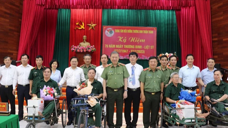 Bộ trưởng Công an Tô Lâm, Bí thư Tỉnh ủy Bắc Ninh Nguyễn Anh Tuấn và các đại biểu tặng quà cho các thương, bệnh binh tại Trung tâm Điều dưỡng Thương binh Thuận Thành.
