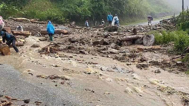 Trên Quốc lộ 32, tại Km267+250 (khu vực đèo Khau Phạ) lũ cuốn trôi nhiều đất đá gây ách tắc giao thông cục bộ.