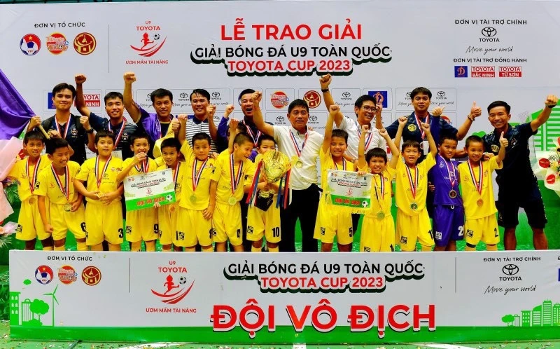 Ban Tổ chức trao Cup vô địch cho U9 Câu lạc bộ Bóng đá Hà Nội.