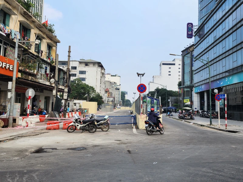 Khu vực thi công ga ngầm S12 trên đường Trần Hưng Đạo-Lê Duẩn.