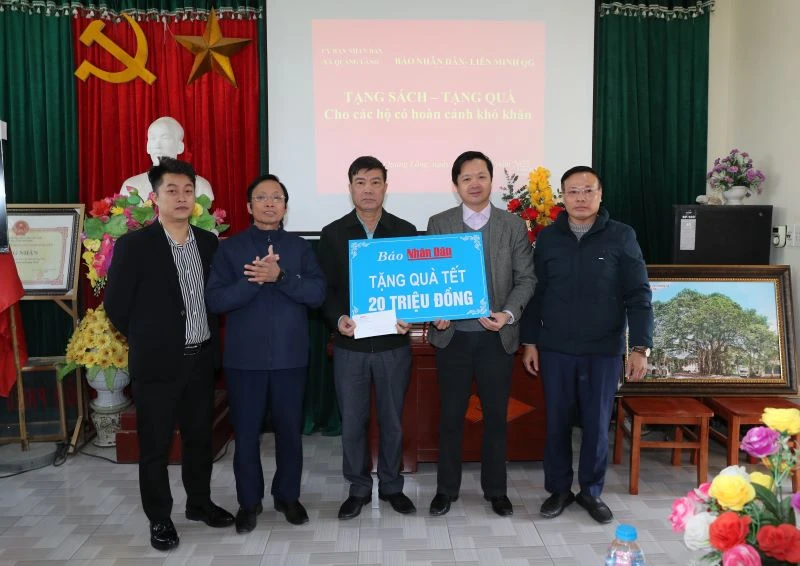 Đại diện Báo Nhân Dân trao quà Tết tặng các hộ nghèo, gia đình có hoàn cảnh khó khăn trên địa bàn xã Quảng Lãng (Ân Thi).