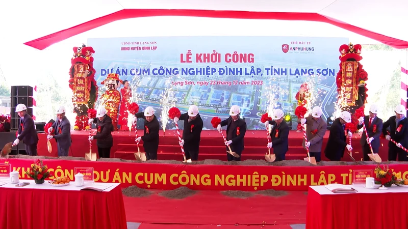 Các đại biểu tiến hành nghi thức khởi công dự án cụm công nghiệp Đình Lập, tỉnh Lạng Sơn.